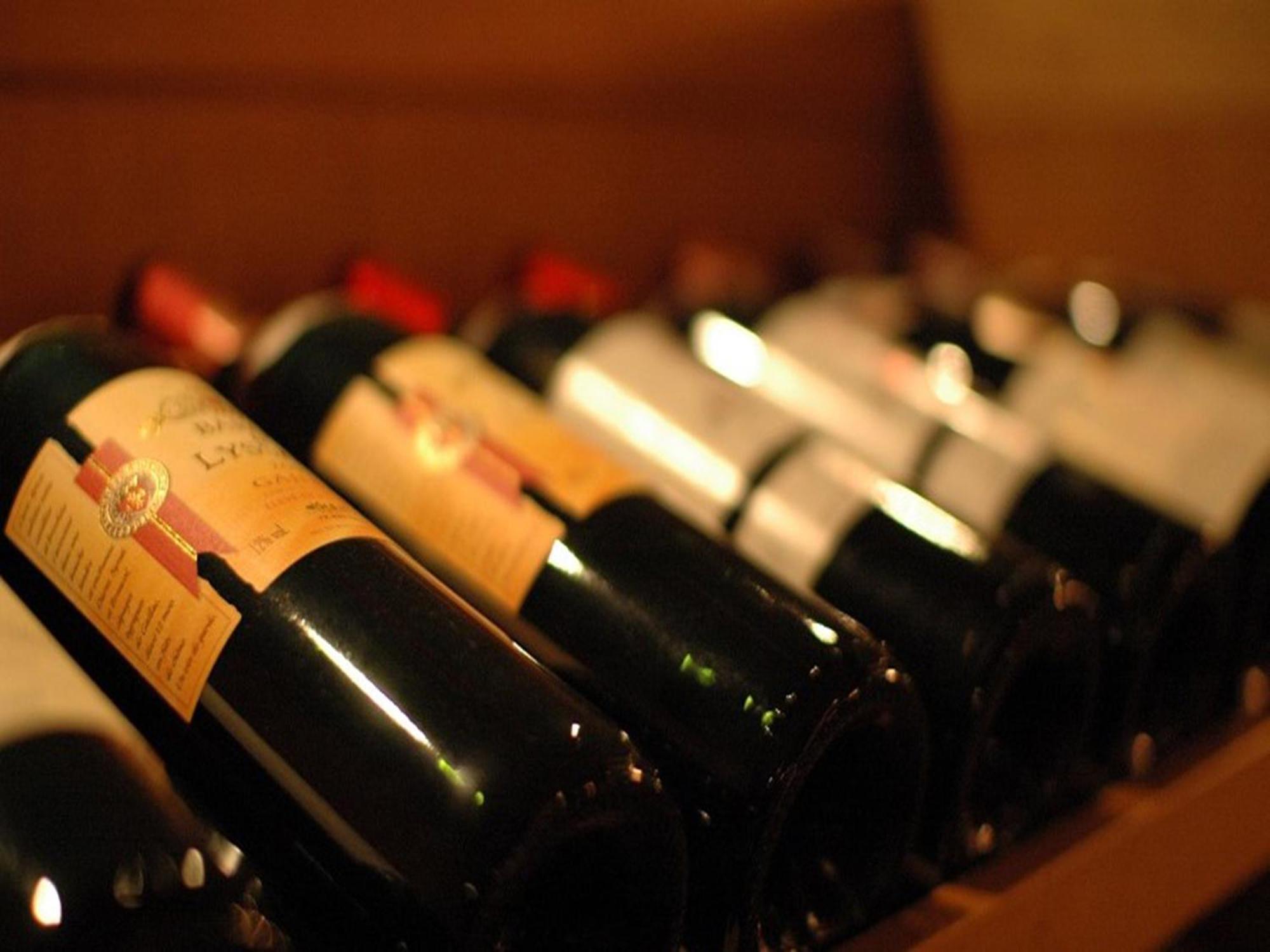 Shin Furano Prince Hotel Екстер'єр фото Wine bottles