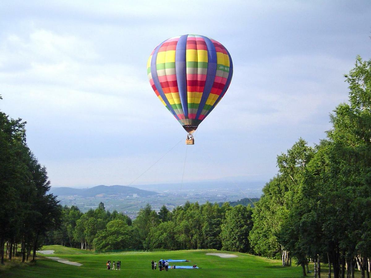 Shin Furano Prince Hotel Екстер'єр фото Hot air balloon over the golf course